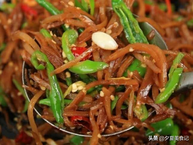 沂蒙山煎饼的美味,沂蒙山美食煎饼卷大葱