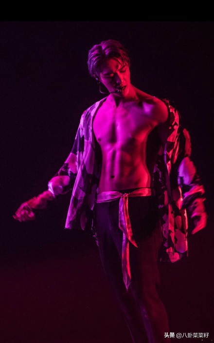 张艺兴泰国曼谷演唱会偶像练习生,张艺兴开演唱会露腹肌