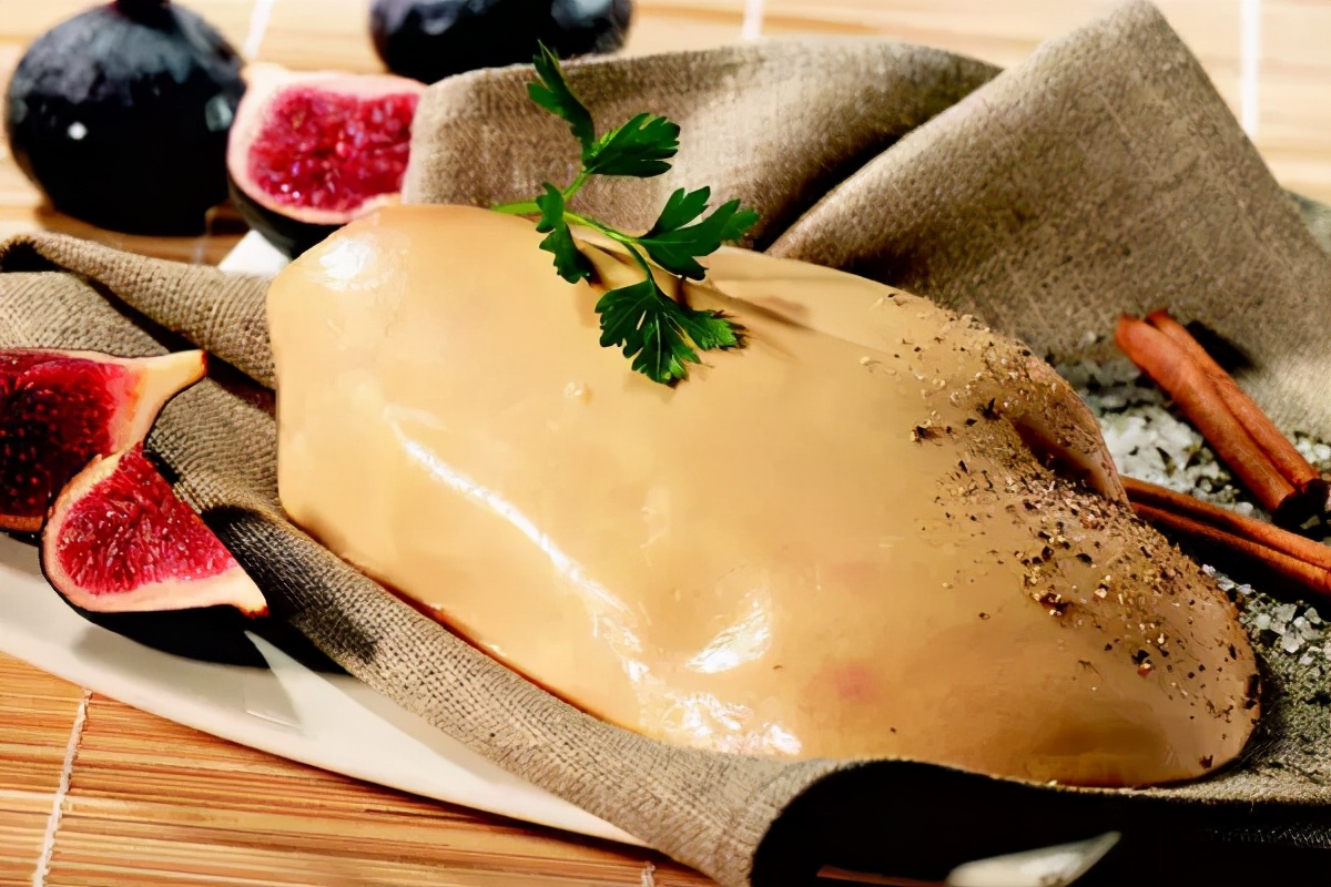 强迫进食，“填鸭式”育肥，用酒溺死后再烤，法国大餐的残忍吃法