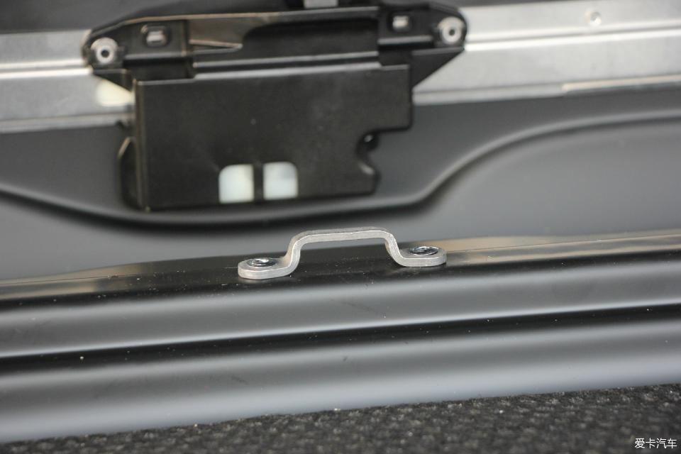 大熊的“书包”——THULE/拓乐灵动800车顶行李箱！