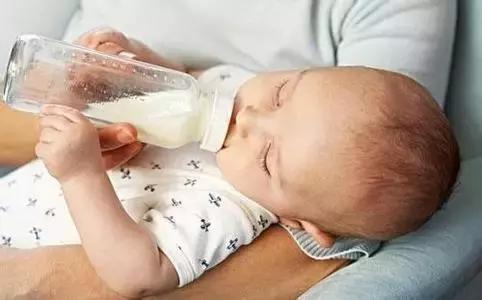 新生儿严重吐奶的原因及解决办法,新生儿吐奶的原因及处理方式