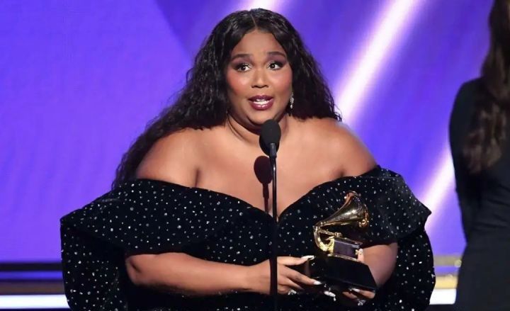 成年人试穿优衣库童装,成人穿大码童装吗