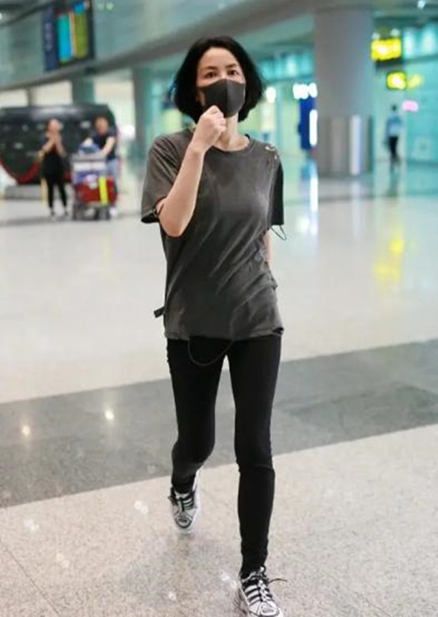 王菲的穿搭一直充满成熟的气息,王菲当年的穿搭真是越品越时髦