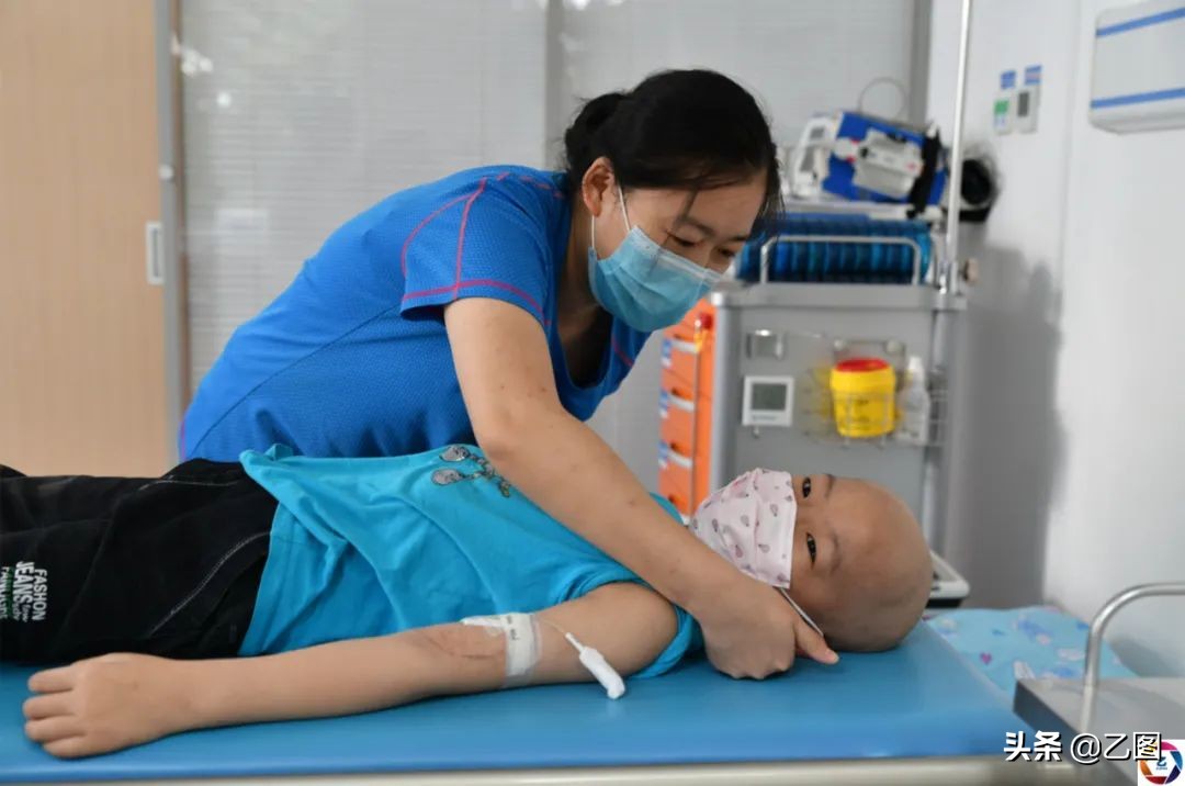 出租房唱歌女孩,出租房弹钢琴的孩子