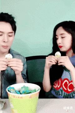 李佳琦翻车不断，直播间对杨幂开黄腔：吃果冻要*活口**好才行？