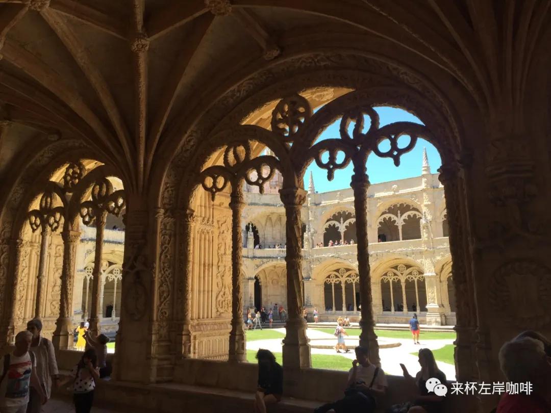 一座修道院,一座经历3次八级大地震不倒的塔