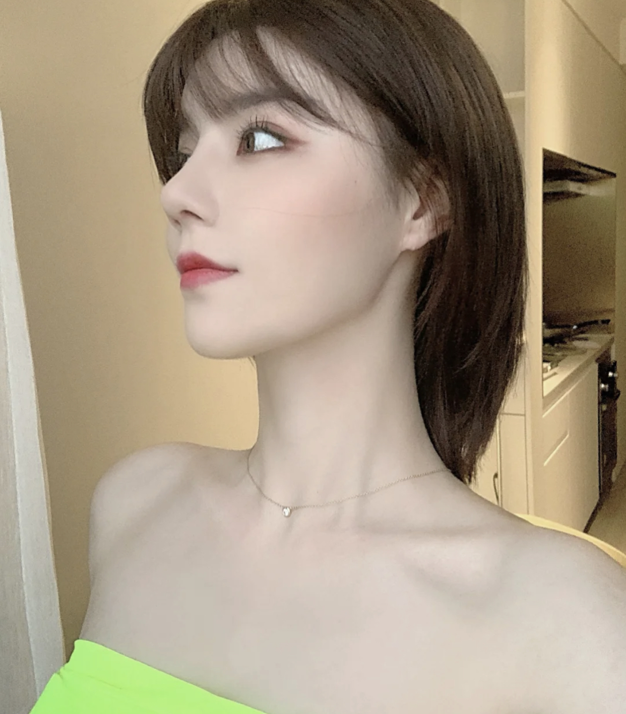 有很深颈纹的女生怎么改善,颈纹难看显老如何改善