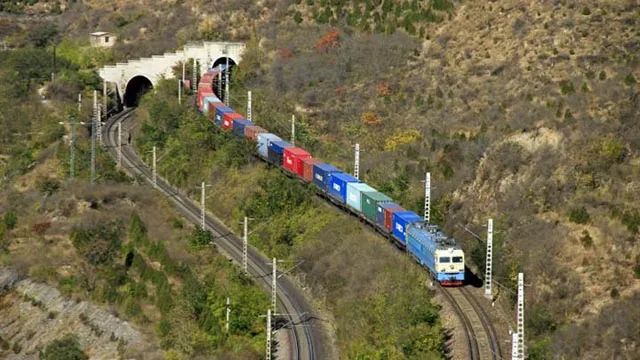 铁路货车车体底架变形——中梁、侧梁在枕梁间的下垂