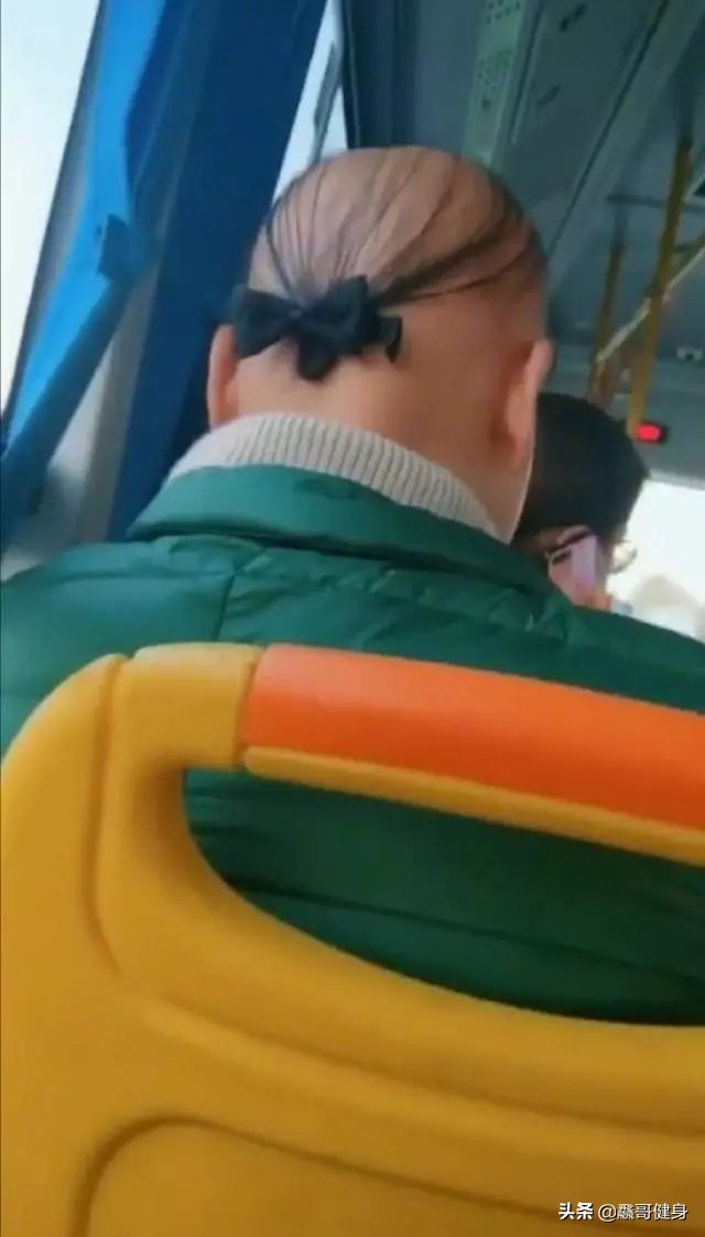 肌肉男丝带蝴蝶结造型梵克雅宝,微胖头发少适合什么发型男穿搭