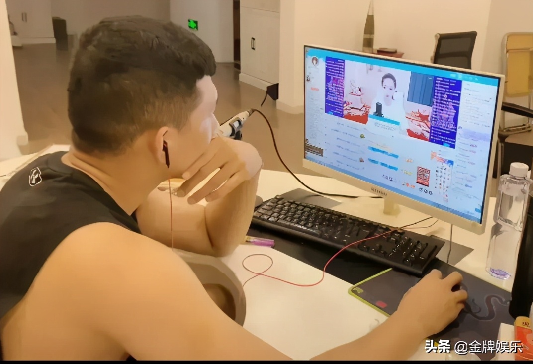 前网红一哥李天佑的近况好凄惨,坐在家里看别人做直播