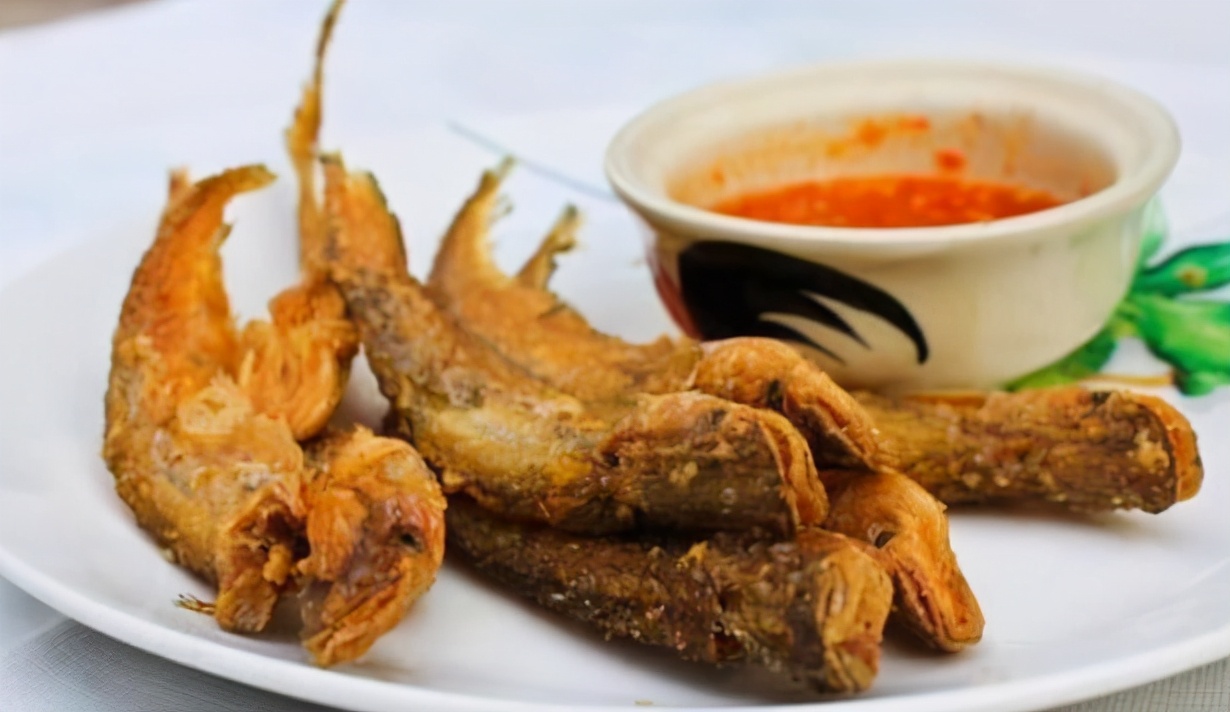 炸小鱼时，用什么挂糊很重要，学会这个方法，出锅外酥里嫩，真香