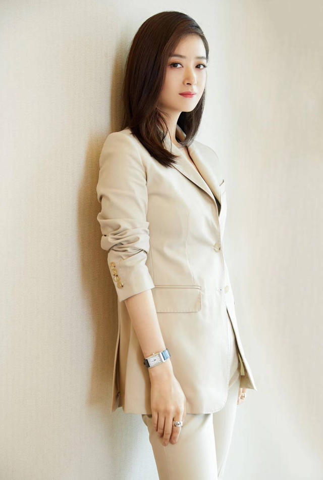 微胖女孩学蒋欣藏肉穿,女人要有小肚子