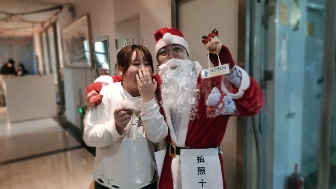 福利来袭!圣诞老人“空降”择学教育派发礼品
