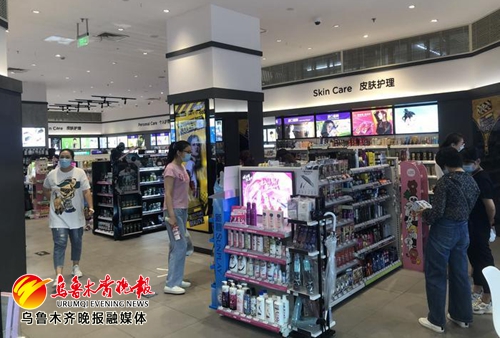 乌鲁木齐部分商超开门迎客防控经营两不误