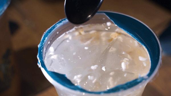 就这家连门都没有的2㎡小店,居然能在上海红17年?