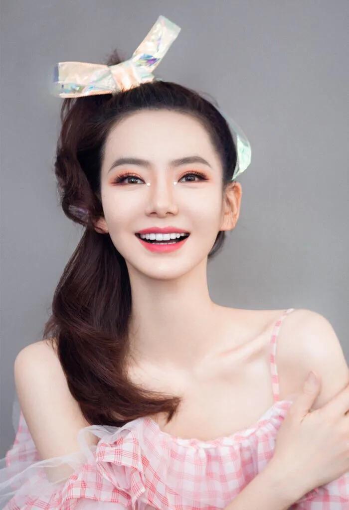 给你的衣服扎个“蝴蝶结”吧！气质甜美减龄，郑爽李沁也爱这么做