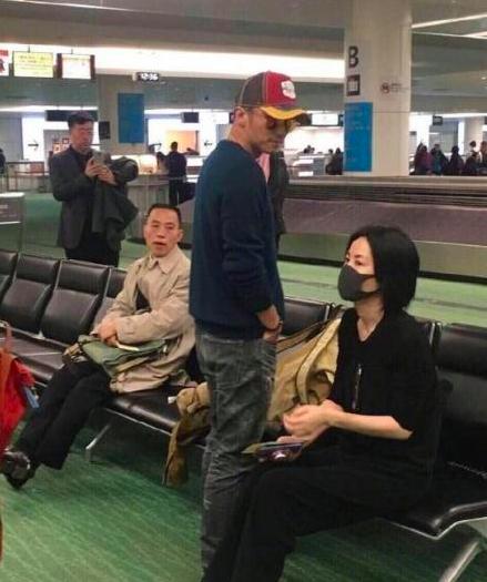 王菲谢霆锋低调甜蜜同框,王菲谢霆锋同框现身机场