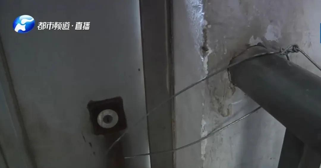 32层楼顶有小孩在玩,小孩爬上32层楼顶玩