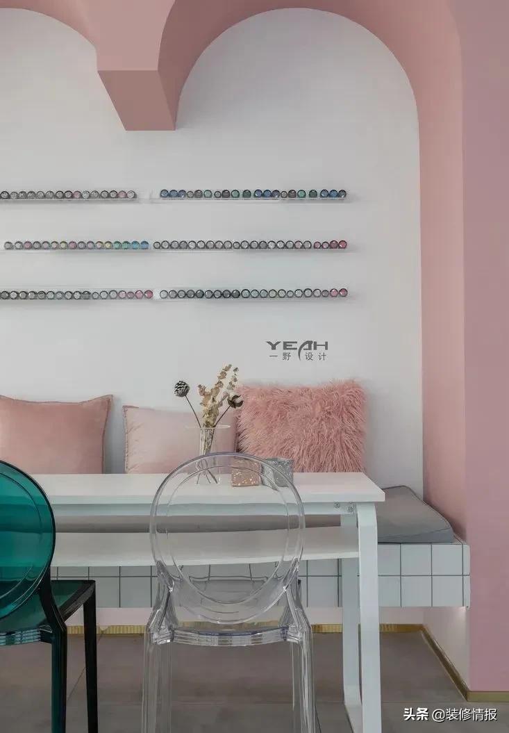 进门就是客餐厅一体卡座设计,餐厅全卡座设计效果图