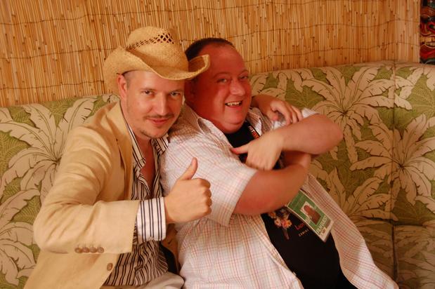 《人体蜈蚣系列》：从全彩到黑白默片重口味背后的荒诞剧情