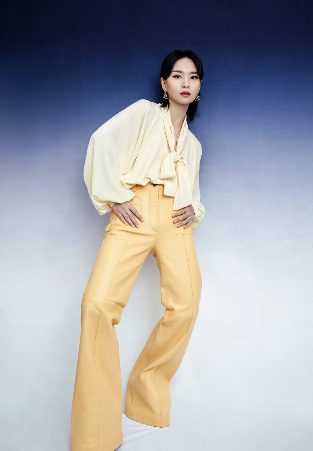 周笔畅黑色露腰造型同款衣服,周笔畅穿搭风格变得更美了