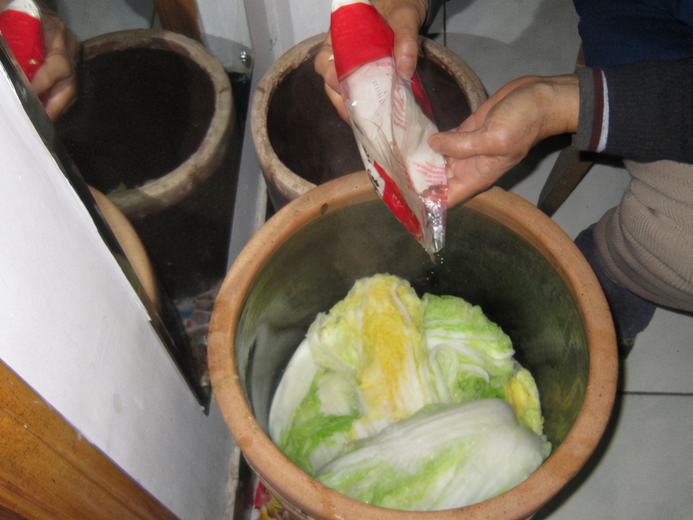 酸菜坛里有一层白泡沫怎么去除,自制酸菜表面一层白膜是怎么回事