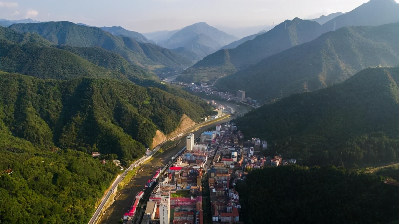 陕西一个月纯收入一万算很穷吗,陕西一个县3辆出租车