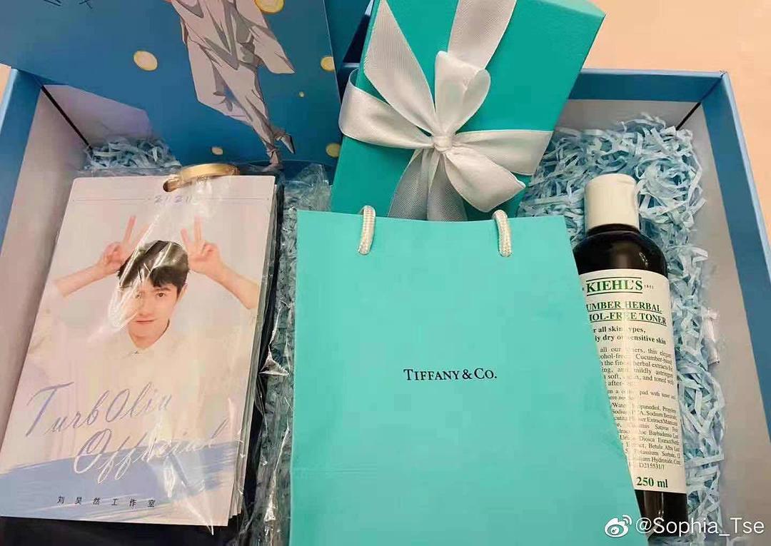 明星工作室新年礼盒,张艺兴工作室新年礼盒