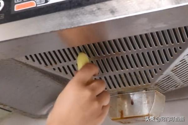 给油烟机上抹点肥皂,给油烟机抹点肥皂