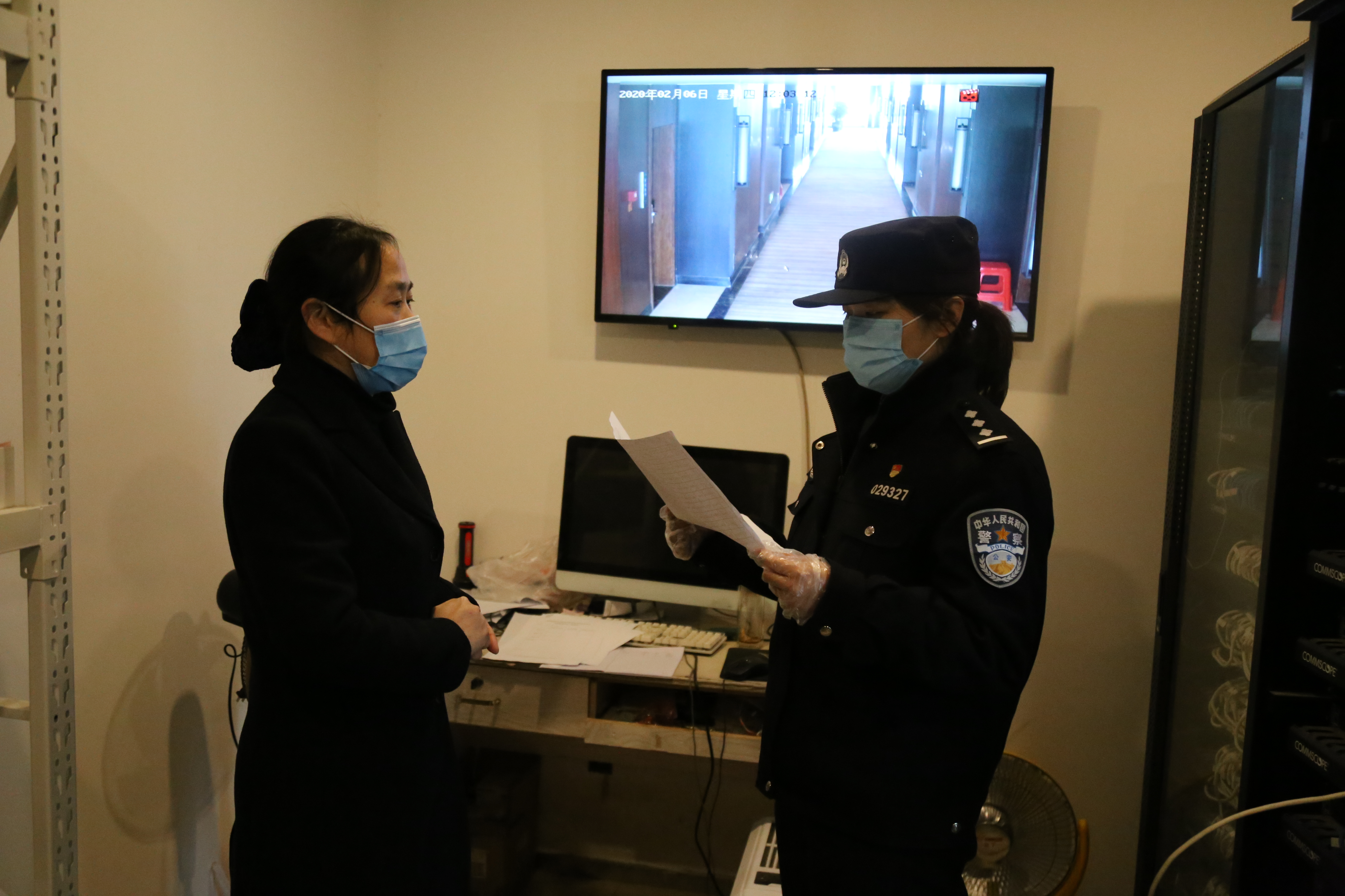 疫情防控公安民警始终冲锋在一线,坚持打赢防疫战