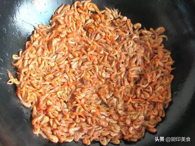 春天怎么少得了这道韭菜炒河虾,河虾的家常做法韭菜炒河虾