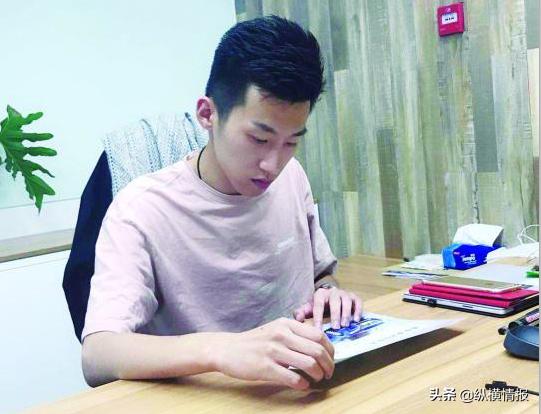 富二代借2千万创业,不到一年全部赔光,晚上靠直播来赚钱还债