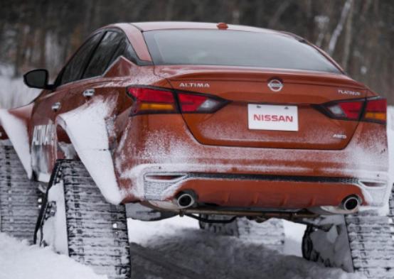 这辆车子在雪地上跑的居然比跑车还快!一款没有轮胎的车子