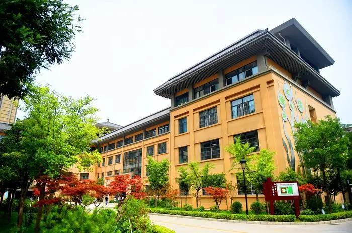 报民校的为何明显减少？家长说：家门口的好学校多了