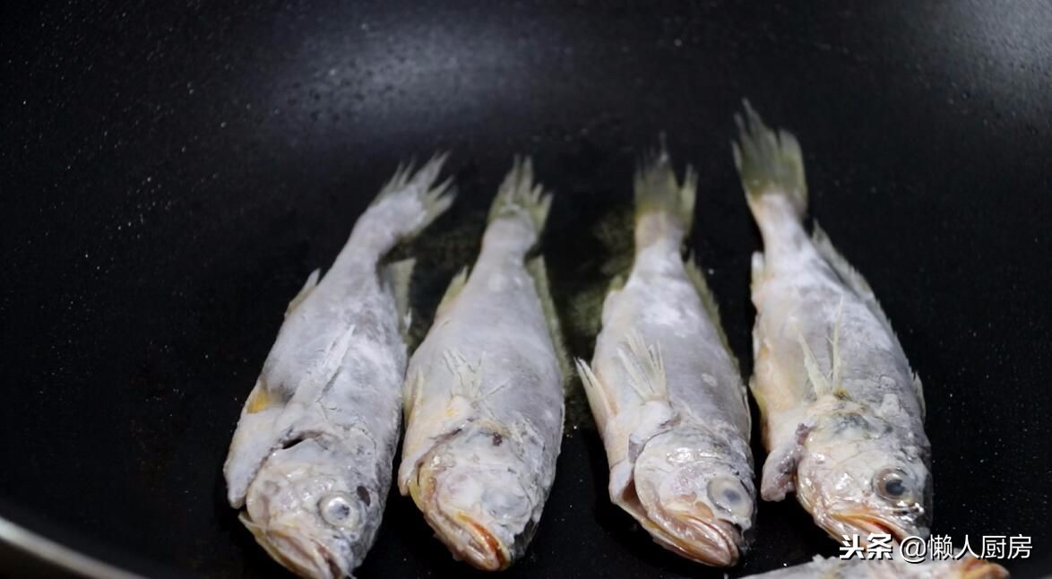 小黄鱼热锅煎鱼还是冷锅煎鱼好,冷冻小黄鱼怎么煎鱼