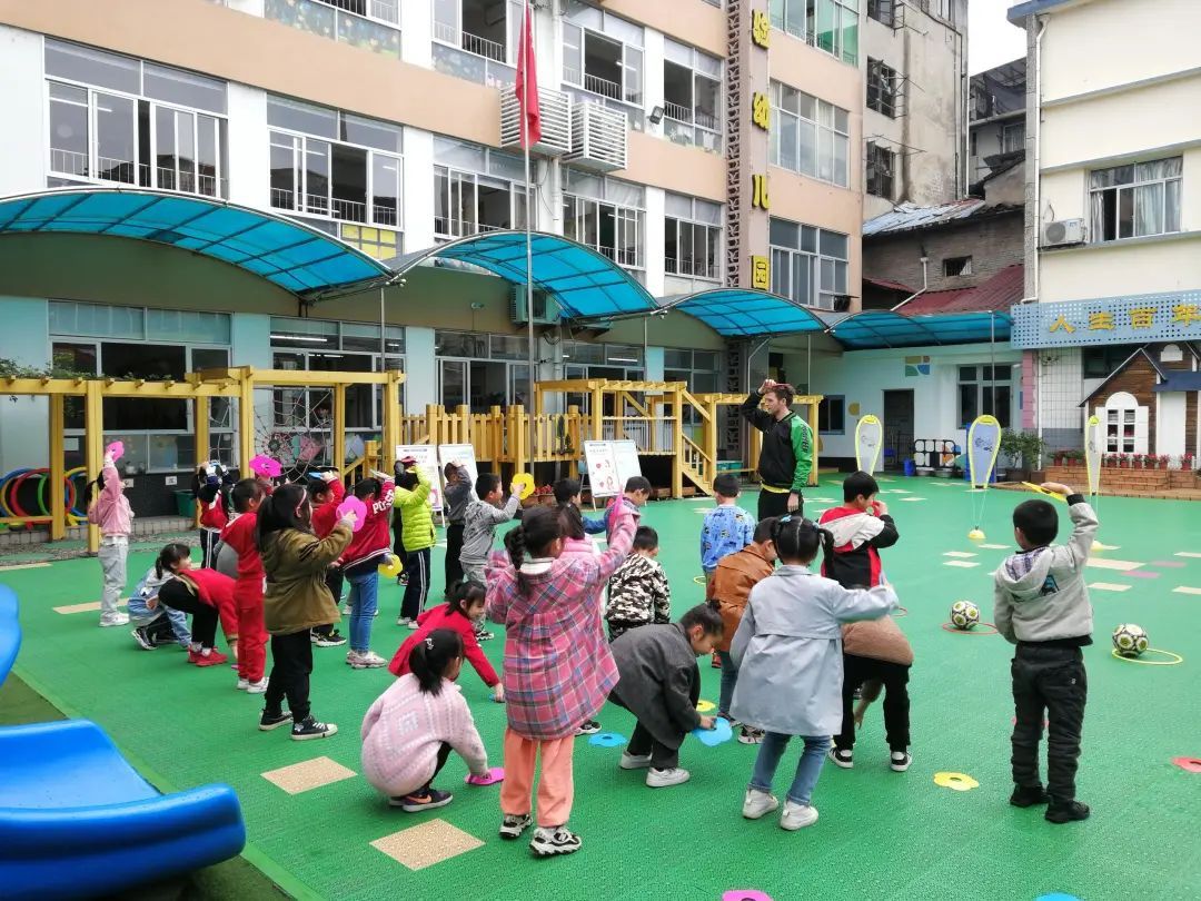 幼儿足球集中教学培训,如何在幼儿园开展幼儿足球课程