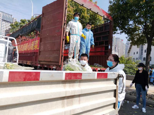 连夜发放爱心蔬菜,暖胃又暖心为交警送爱心餐