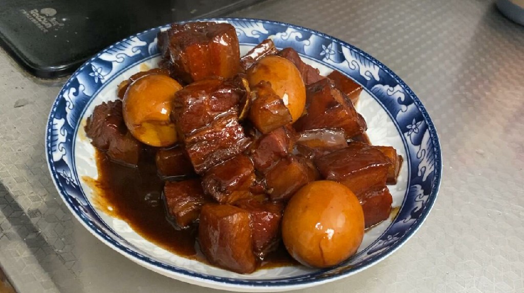 做红烧肉是红糖好还是白糖好,做红烧肉时用冰糖还是白糖