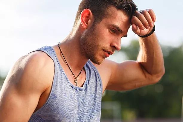 凭什么他跑五公里就不出汗！我八百米不到湿了一身？