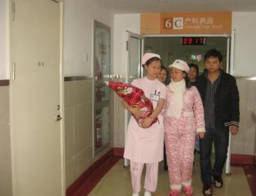 宝妈让宝爸折桃枝接娃出院,爸爸搬来“整棵”桃树,引来众人围观