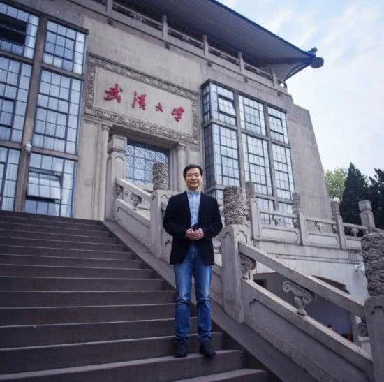 戴口罩直播一天卖300百万的雷军，像极了当初的李嘉诚。