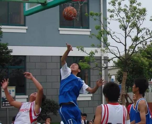 篮球场上哪些行为最令你反感,篮球场上不犯规但很贱的动作