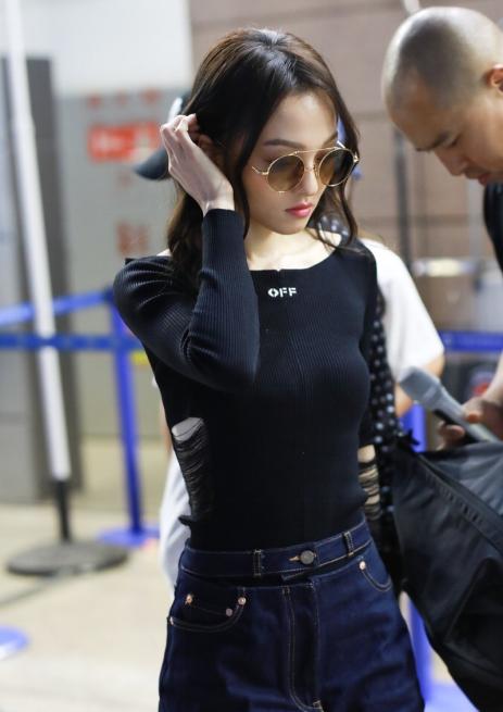 张韶涵露脐装穿搭,张韶涵背的包