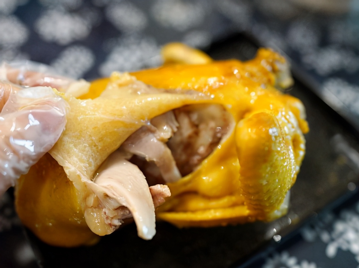 自己亲手做的盐焗鸡好吃好味道,简单又嫩滑的盐焗鸡