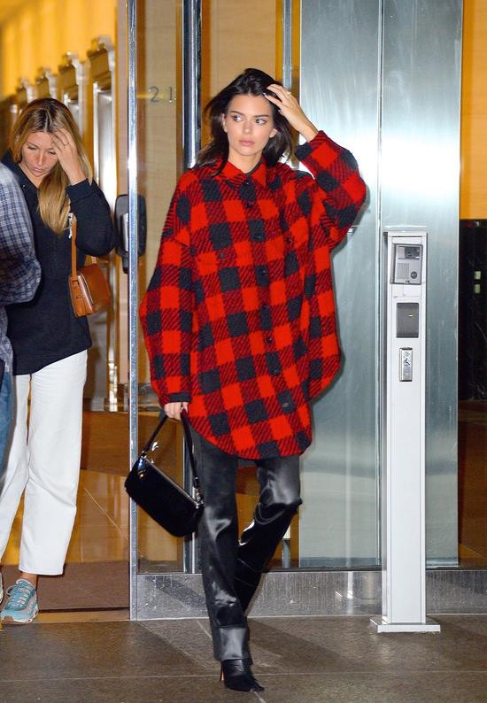 被当做时尚灾难的皮裤,今冬卷土重来成宠儿,没两把刷子不敢试