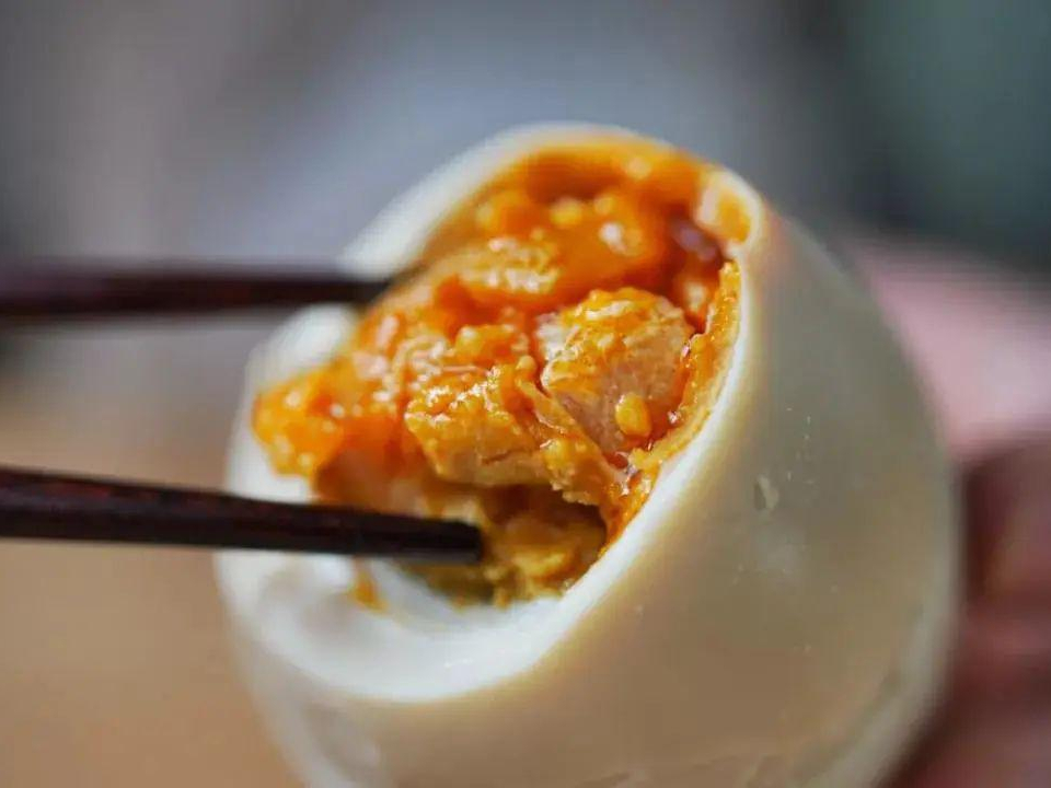 鸭蛋绿壳和白壳区别,买鸭蛋洗了的好还是不洗的好