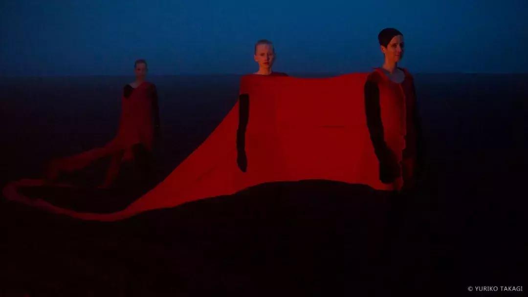 25年前，一个日本人带着天价衣服到中国，给西北人拍了一批硬照