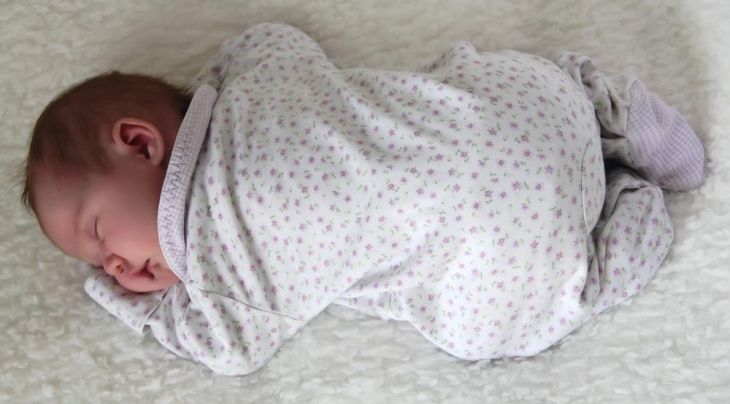 趴着睡的宝宝是不是更聪明,趴着睡觉的宝宝更聪明