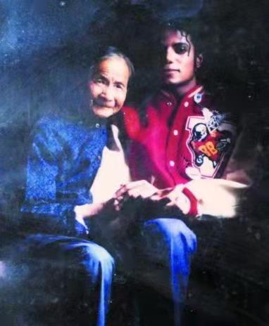 中山迈克尔杰克逊,迈克尔杰克逊跟中山老太太合影