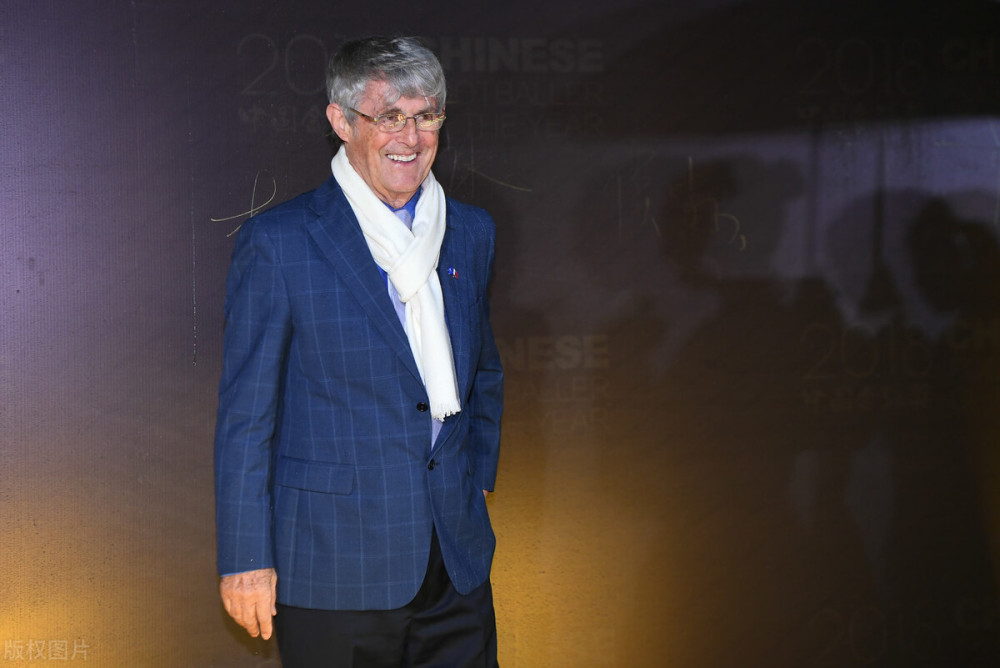 国足教练李铁场边停球,国足主教练李铁高光时刻